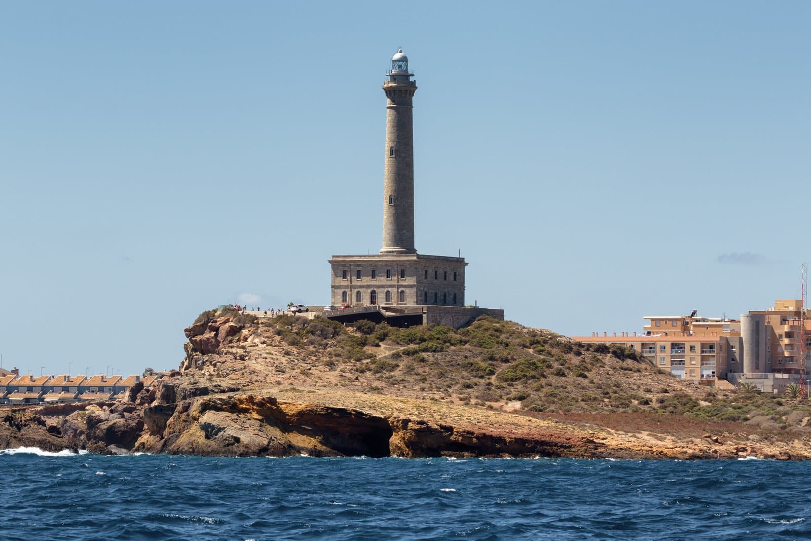 De vuurtoren van Cabo de Palos op de klif boven de Middellandse Zee