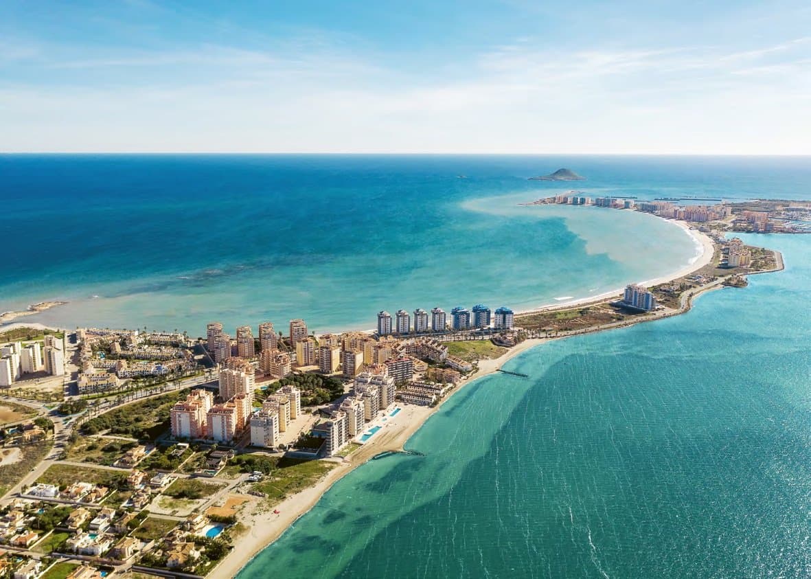 Luchtfoto van La Manga, met de Mar Menor aan de ene kant en de zee aan de andere