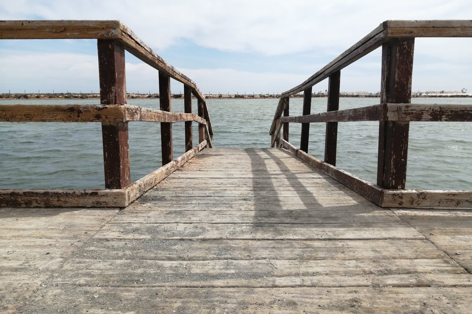 Houten pier naar de modderbaden van Lo Pagán in San Pedro del Pinatar