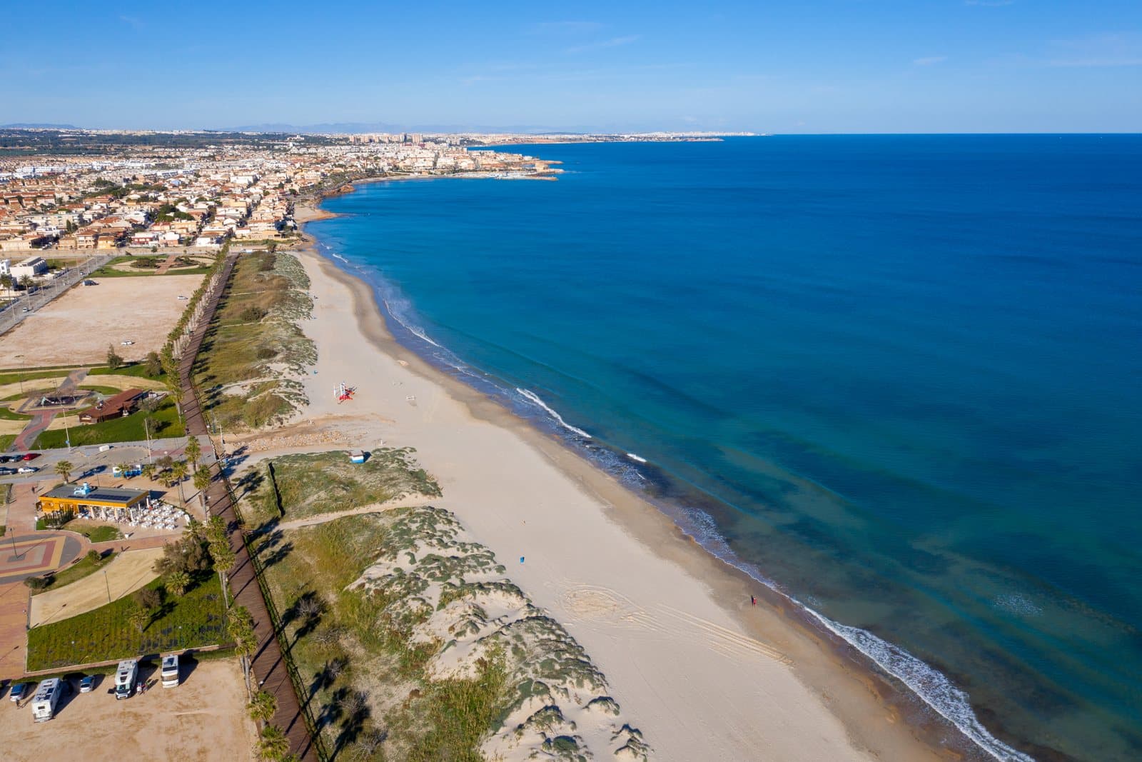 Luchtfoto van het strand Playa Higuericas bij Pilar de la Horadada