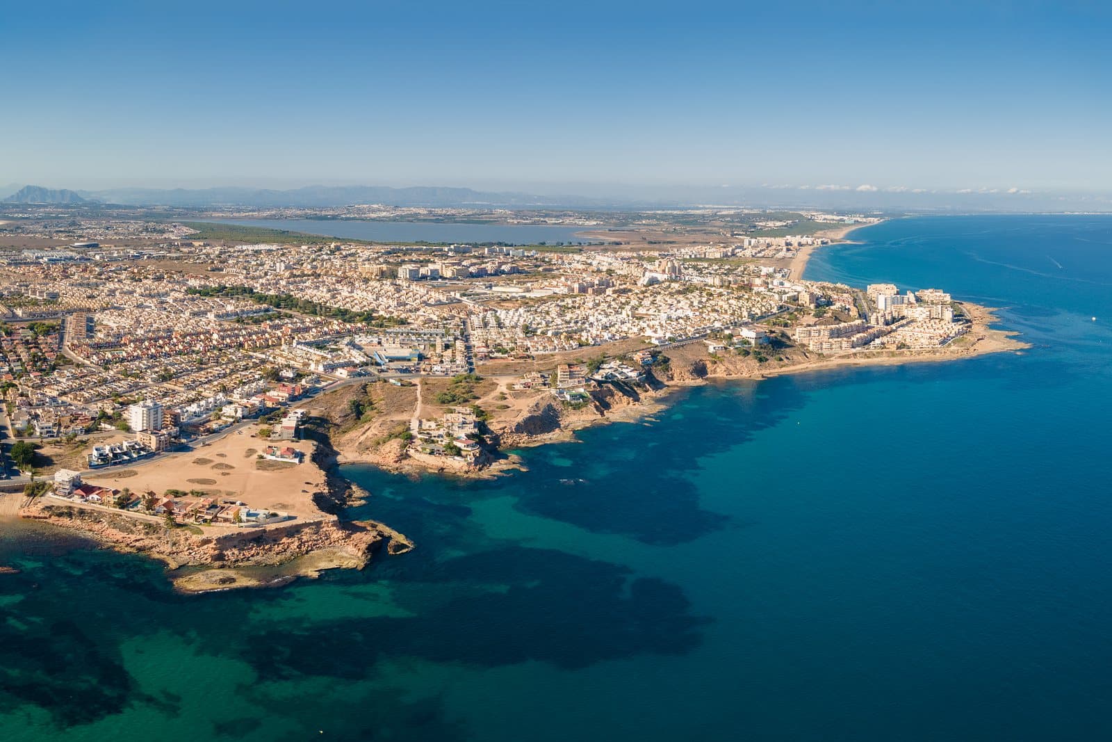 Luchtfoto van de rotskust en de stad Torrevieja aan de Middellandse Zee
