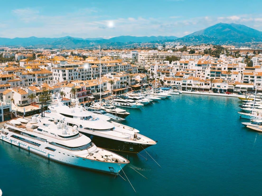 De jachthaven van Puerto Banús bij Marbella, met jachten en de bergen erachter