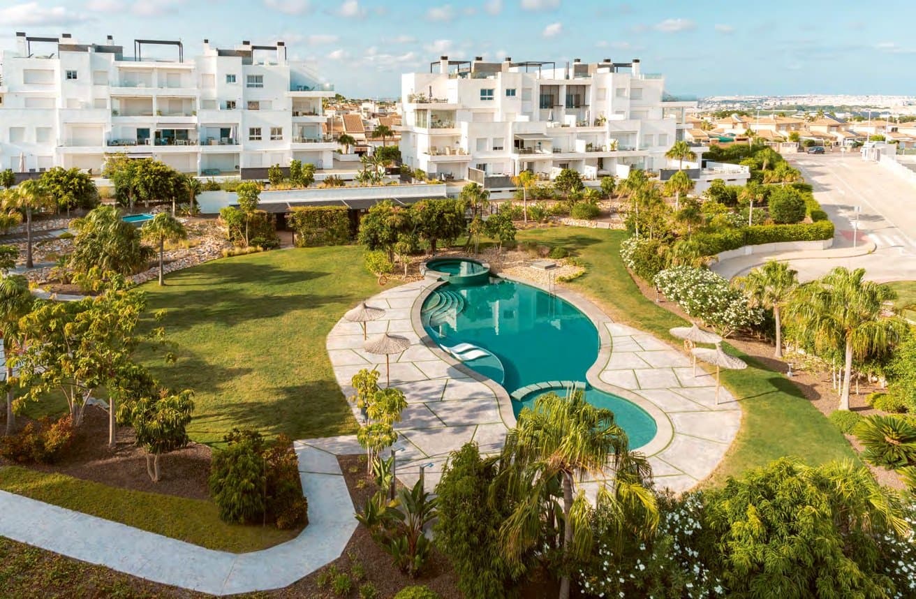 Luchtfoto van een residentie met zwembad en tuinen aan de Costa Blanca