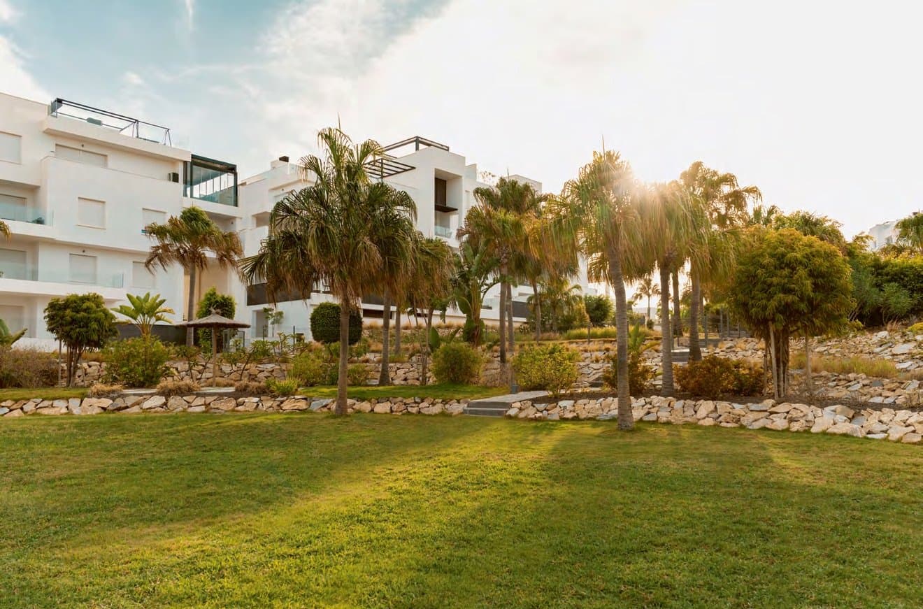 Tuinen van een residentie aan de Costa del Sol met palmen