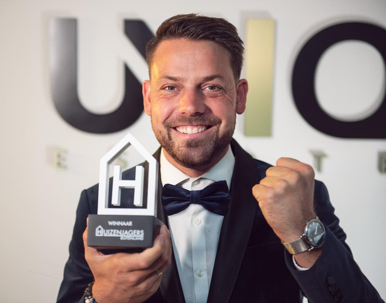 Serge van UNIQ Estates met de award van Huizenjagers Buitenland